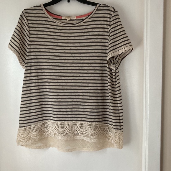 Hi low stripped top with lace at the bottom - Picture 1 of 7
